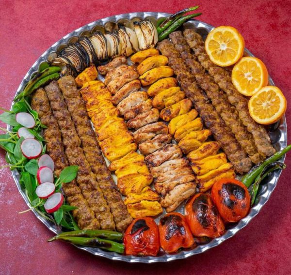 ۲ سیخ کوبیده + ۲ سیخ جوجه و نوشابه خانواده